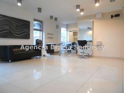 Lokal w gęstej zabudowie mieszkaniowej