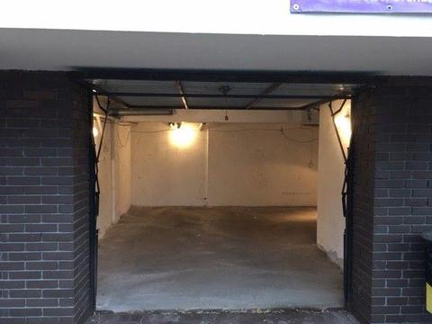 Duży garaż do wynajęcia - Szaserów