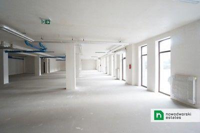 Parterowy lokal 400m2, dwa wejścia, duże witryny, łatwość aranżacji, 2 miejsca postojowe w ceni