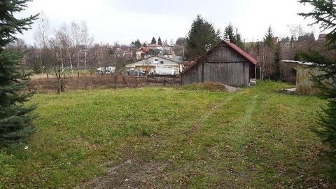 Działka budowlana z drewnianym domem i ogrodem. 24ar