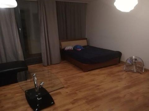 Duży pokój w 3 pokojowym mieszkaniu o pow 80 m2