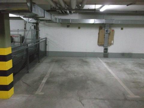 Duże, narożne super miejsce w garażu podziemnym na Strońskiej (pod Żabką), GAJ