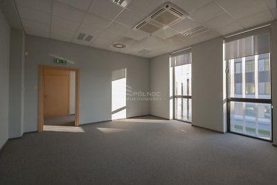 LOKAL BIUROWY W BIUROWCU 68 m2