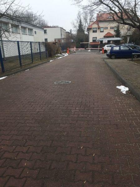Sprzedam bezpośrednio miejsce postojowe w garażu na Sadybie