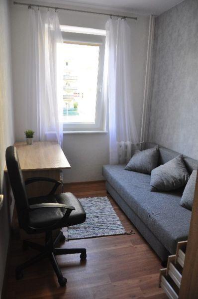 Pokój os. Batorego 28 przy zejściu do szybkiego tramwaju