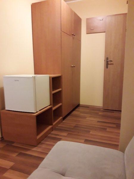 przestronny pokój jednoosobowy z własną łazienką