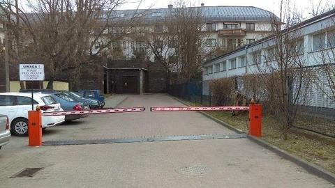 Sprzedam miejsce postojowe w garażu nieopodal centrum handlowego !!
