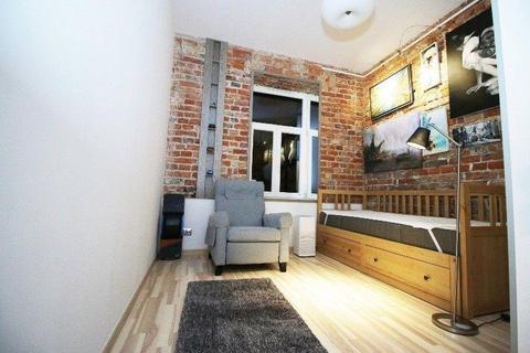 Pokój w SAMYM centrum/ROOM in large six room flat for rent in the hart of Warsaw