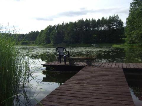 Wakacje nad wodą. Dom z pomostem bezpośrednio nad wodą. puszcza, szlaki rowerowe