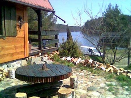 Drewniany domek nad jeziorem Słupinko, dostępny od 1 do 7 lipca