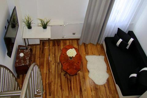 Apartament typu studio w przedwojennej kamienicy w cichej i spokojnej okolicy przy ogrodzie Saskim