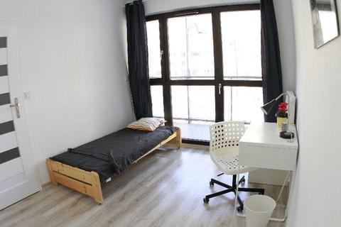 Pokój z balkonem w apartamentowcu - 7min Rondo Daszynskiego