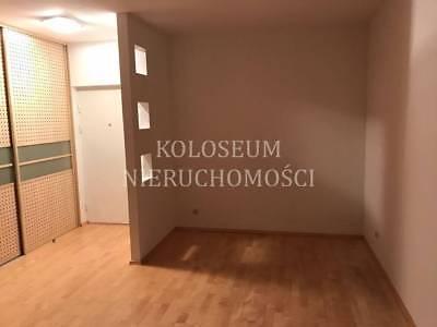 Przestronne studio, bardzo ciche, apartamentowiec