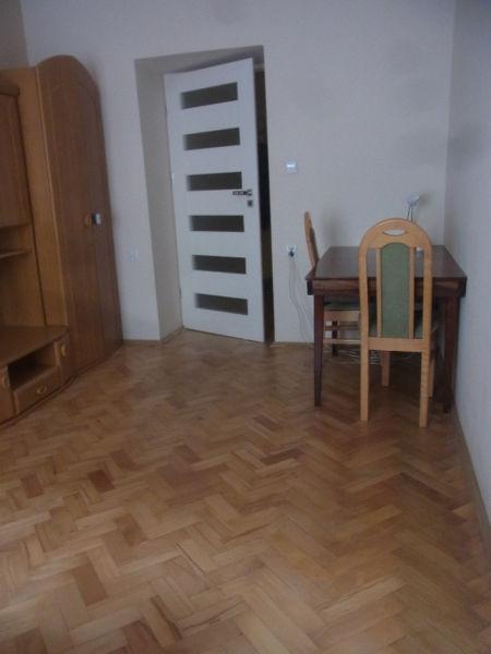 Śródmieście - dwójka w mieszkaniu 2-pokojowym ciepło cicho