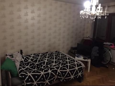 Duży pokój jedno osobowy z wielkim łóżkiem w domu koło Bonarki