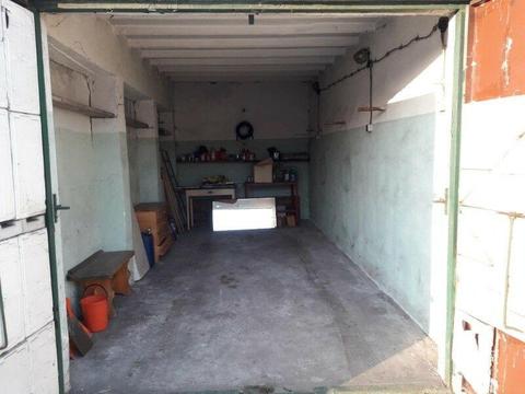 Garaż murowany w zabudowie szeregowej