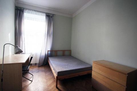 Room nr.1 for rent in 3-rooms flat on Kolberga str - Old Town / Niezależny, duży pokój do wynajęcia