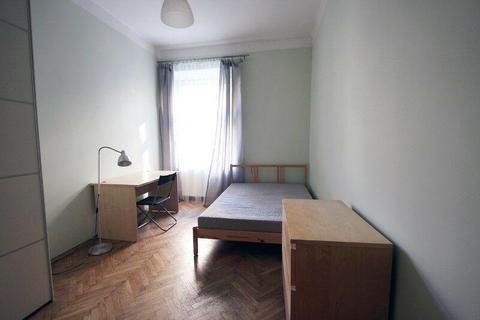 Room nr.1 for rent in 3-rooms flat on Kolberga str - Old Town / Niezależny, duży pokój do wynajęcia