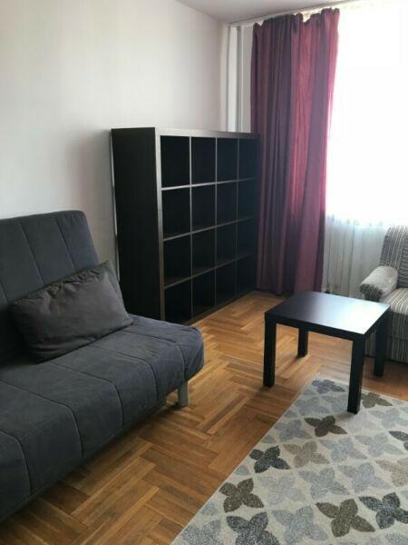 Duży pokój jednoosobowy w mieszkaniu trzypokojowym na warszawskim Targówku